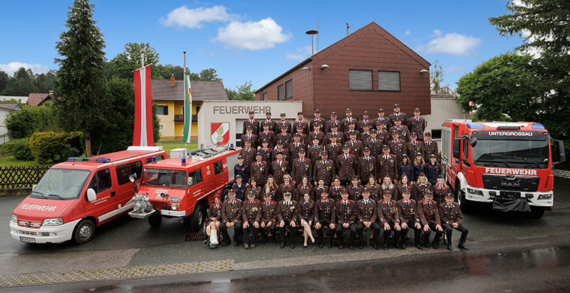 Feuerwehrhaus Untergroßau mit Autos